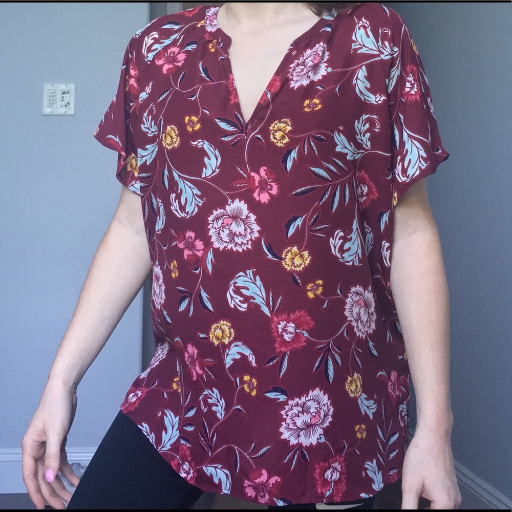SALE❗️NWT V-Neck Floral Print Red Blouse